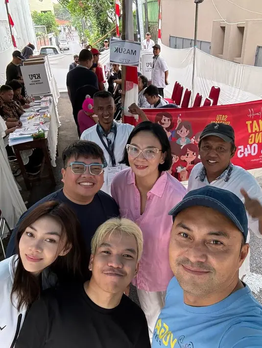 Rambut kecoklatan digerai tanpa poni. Perempuan calon dokter ini juga tampil dengan wajah natural tanpa makeup.  [@bu_deedee]