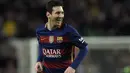 Bintang Barcelona, Lionel Messi tersenyum usai mencetak gol ke gawang Celta Vigo pada lanjutan La Liga Spanyol pekan ke-24 di Stadion Camp Nou, Barcelona. (AFP / Lluis Gene)