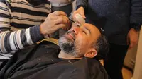 Jeremy Thomas menggunakan prostetik demi totalitas peran memiliki wajah penuh luka bakar di film Mengejar Surga (https://www.instagram.com/p/Cdw4mXeJw_j/)