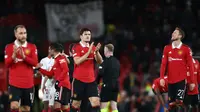Momen Harry Maguire usai menuntaskan pertandingan Manchester United (MU) versus Sevilla di perempat final Liga Europa 2022/2023 hari Jumat (14/04/2023) dini hari WIB. (DARREN STAPLES / AFP)