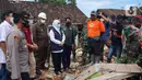 Gubernur Jawa Timur, Khofifah Indar Parawansa meninjau lokasi terdampak gempa di posko pengungsian Dusun Krajan, Majangtengah, Dampit, Kabupaten Malang, Minggu (11/4/2021). Untuk diketahui, terdapat 243 KK di Dusun Krajan yang rumahnya terdampak gempa. (merdeka.com/Nanda F. Ibrahim)