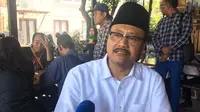 Jelang Debat Publik, Gus Ipul Berdoa dengan Sejumlah Kiai Sepuh dan Ngopi di Depan PWNU