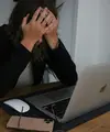 Tekanan di kantor tak bisa dihindari, namun mengelola emosi dengan baik membantu Anda tetap tenang, fokus, dan profesional (Foto: Seogalaxy/Unsplash)