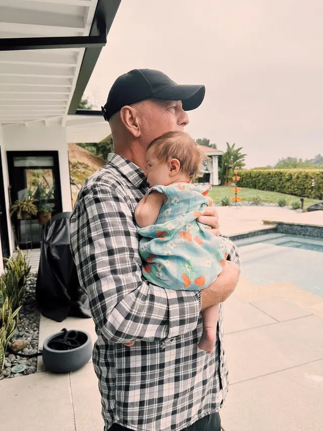 Bruce Willis menggendong cucunya anak dari Rumer willis (Instagram/Rumer willis)