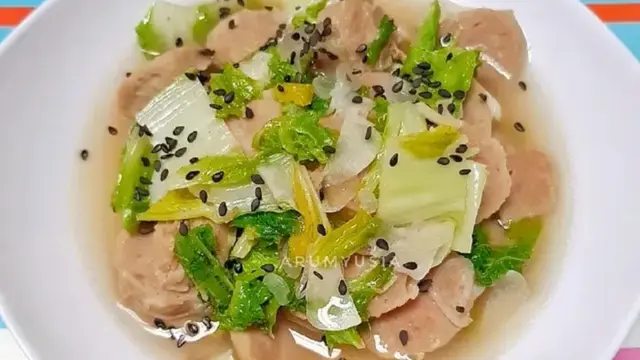 Resep tumis sawi bakso. (dok. Cookpad @arumyusia)