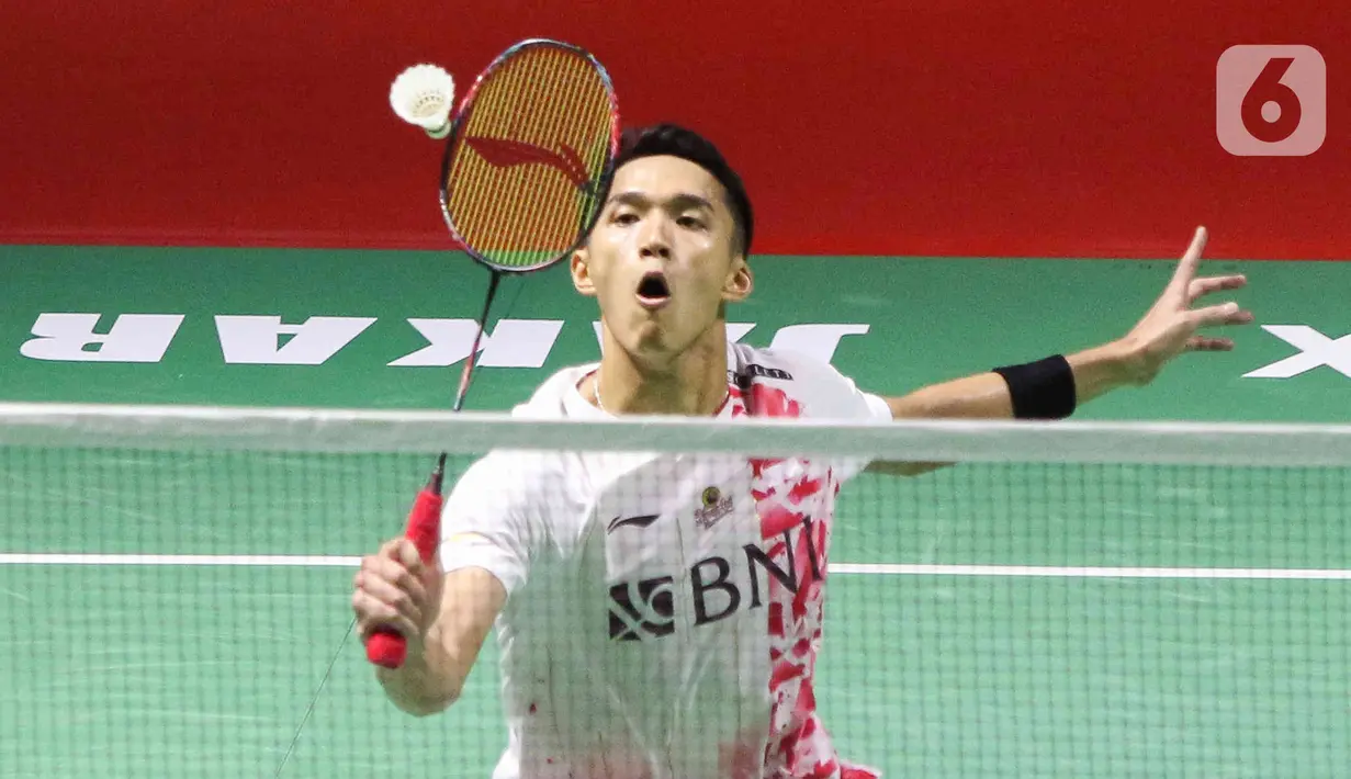 Pebulu tangkis tunggal putra Indonesia Jonatan Christie mengembalikan kok ke arah wakil Irlandia Nhat Nguyen pada babak 32 besar Indonesia Masters 2023 di Istora Senayan, Jakarta, Rabu (25/1/2023). Jonatan Christie nantinya akan berebut tiket perempat final Indonesia Masters 2023 dengan pemain pelatnas PBSI lainnya, Shesar Hiren Rhustavito. (Liputan6.com/Herman Zakharia)