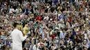 Penonton memotret Djokovic dengan trofi juara. (REUTERS/Stefan Wermuth)
