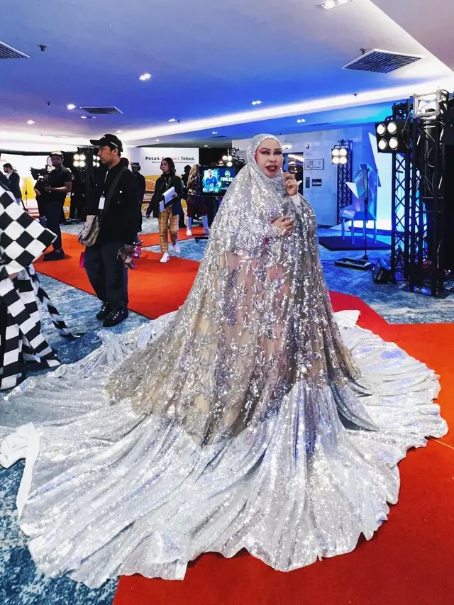 Pakai Mukena Jumbo di Red Carpet, Jutawan Malaysia Dituding Mengolok-olok Agama