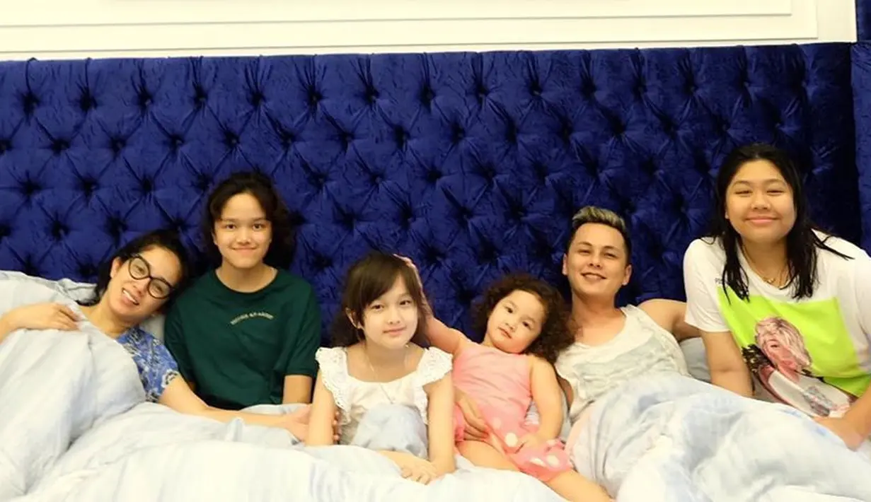 Ussy Sulistawaty dan Andhika Pratama memang sekarang ini sudah memiliki empat orang anak yang semuanya berjenis kelamin perempuan. Tak lama lagi, Ussy dan Andhika akan memiliki anak kelima mereka. (Instagram/ussypratama)