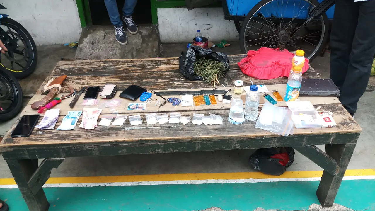 Polisi melakukan penggerebekan di kampung narkoba di Palmerah