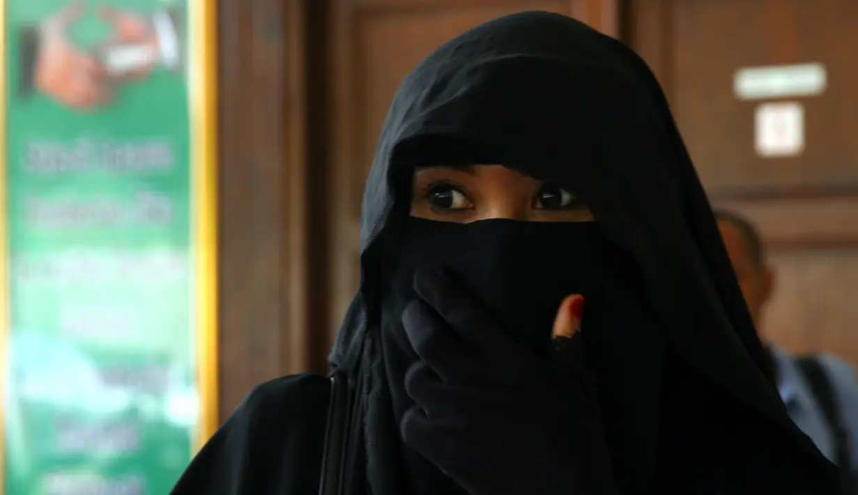 "Dia mantan pacarnya waktu SMP. Aduh udah jangan ngomongin itu yang lain aja nape hahaha. Seneng (dia mau menikah) alhamdulillah," imbuhnya.  (Nurwahyunan/Bintang.com)