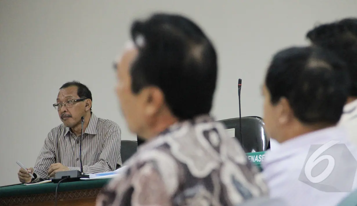 Terdakwa kasus suap Bupati Bangkalan Fuad Amin, Direktur PT Media Karya Sentosa Antonio Bambang Djatmiko (kiri) jalani sidang di pengadilan Tipikor Jakarta, Senin (16/3). Sejumlah saksi dihadirkan pada sidang lanjutan tersebut. (Liputan6.com/Helmi Afandi)