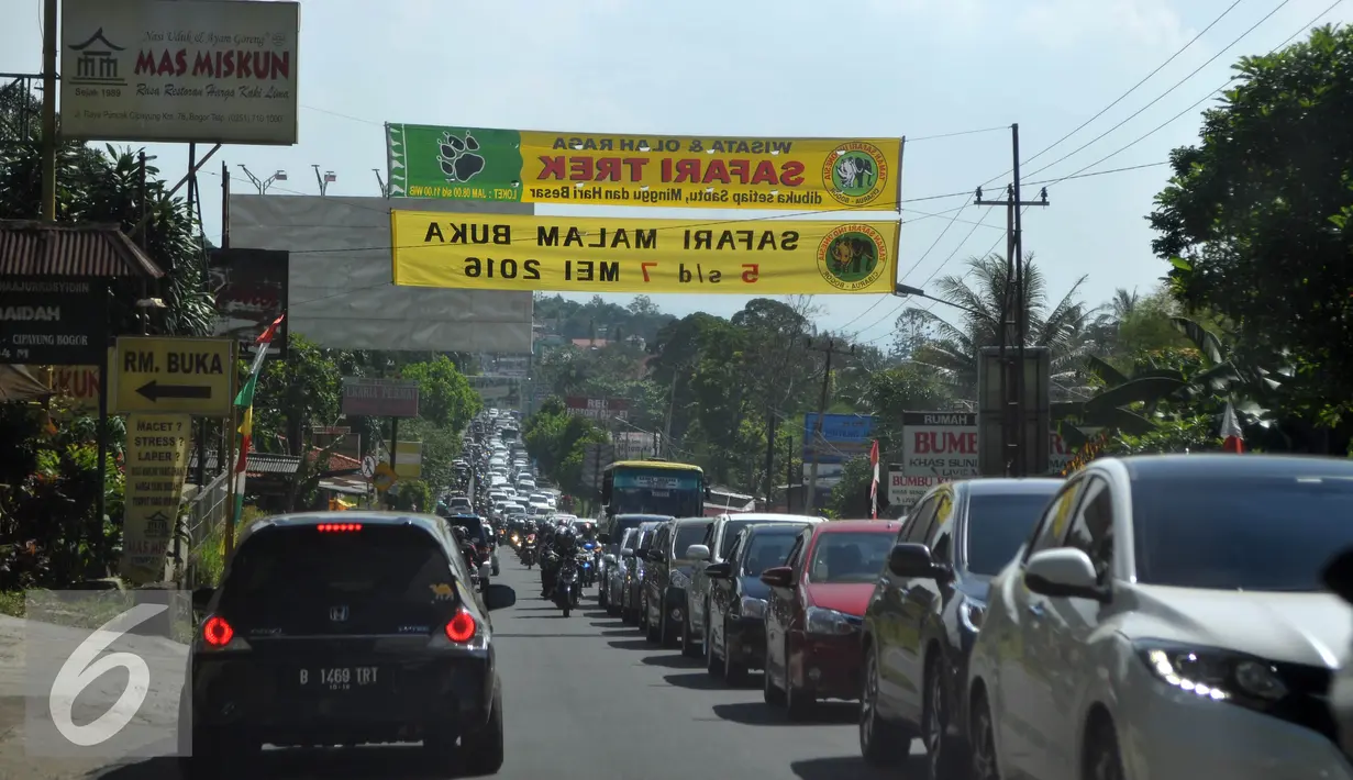 Sejumlah kendaraan terjebak macet di Jalan Raya Puncak, Bogor, Jawa Barat, Jum'at (6/5). Pada hari kedua libur panjang akhir pekan kepadatan kendaraan dan kemacetan masih terjadi di jalur Puncak. (Liputan6.com/Johan Tallo)