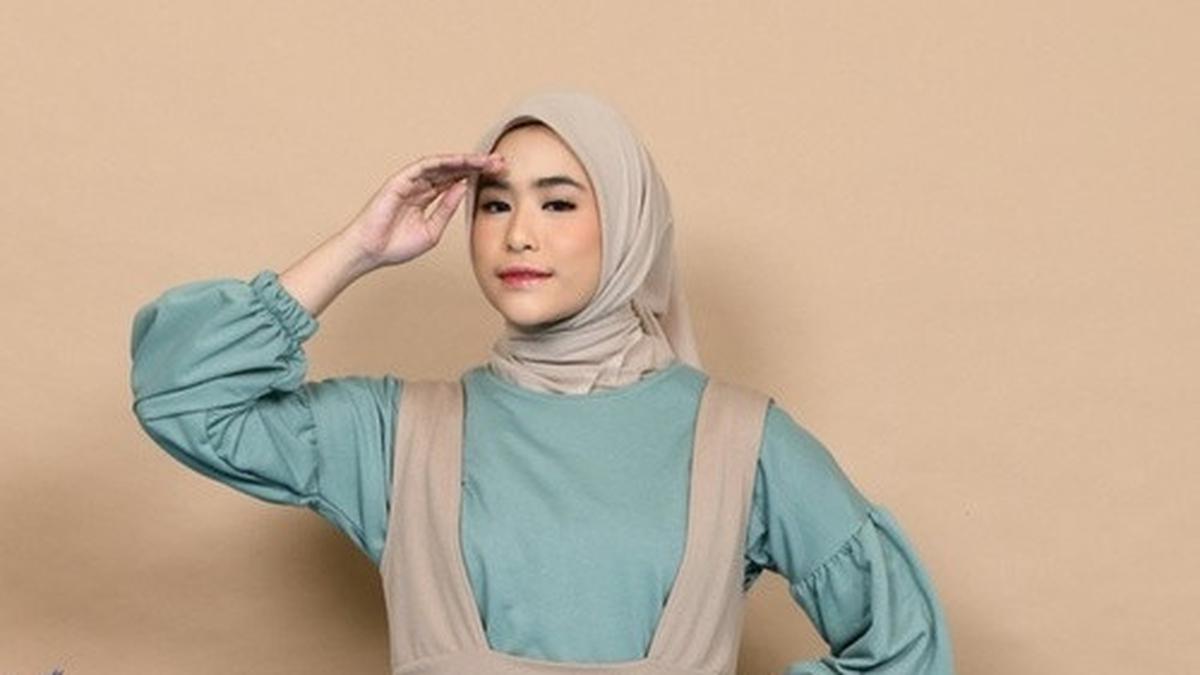 Gaya Sederhana dengan Hijab dan Jumpsuit: Warna Monokrom atau Soft Tones untuk Tampil Modis