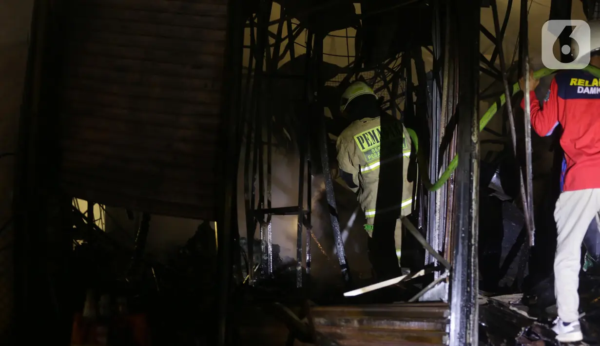 Kebakaran hebat melanda Pasar Taman Puring, Kebayoran Baru, Jakarta Selatan, Senin (28/7) sekitar pukul 18.02 WIB. (Liputan6.com/Helmi Fithriansyah)