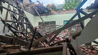 Atap ruang kelas di Sekolah Dasar Negeri (SDN) Bantarjati 9 Kota Bogor, Jawa Barat, ambruk, Jumat (25/11/2022) siang (Liputan6.com/Achmad Sudarno)