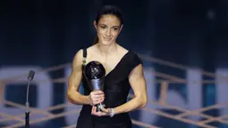 Pemain Spanyol, Aitana Bonmati mendapatkan penghargaan pemain wanita terbaik FIFA 2023 pada acara Best FIFA Football Awards 2023 yang berlangsung di Eventim Apollo, Hammersmith, London, Senin (15/01/2024) waktu setempat. (AP Photo/Kirsty Wigglesworth)