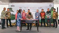 Direktur Utama PT Semen Baturaja Tbk, Daconi Khotob menandatangani Perjanjian Kredit Sindikasi Sustainability Linked Loan (SLL) dengan empat bank kreditur di Jakarta (28/3/2023). (Liputan6.com/HO)