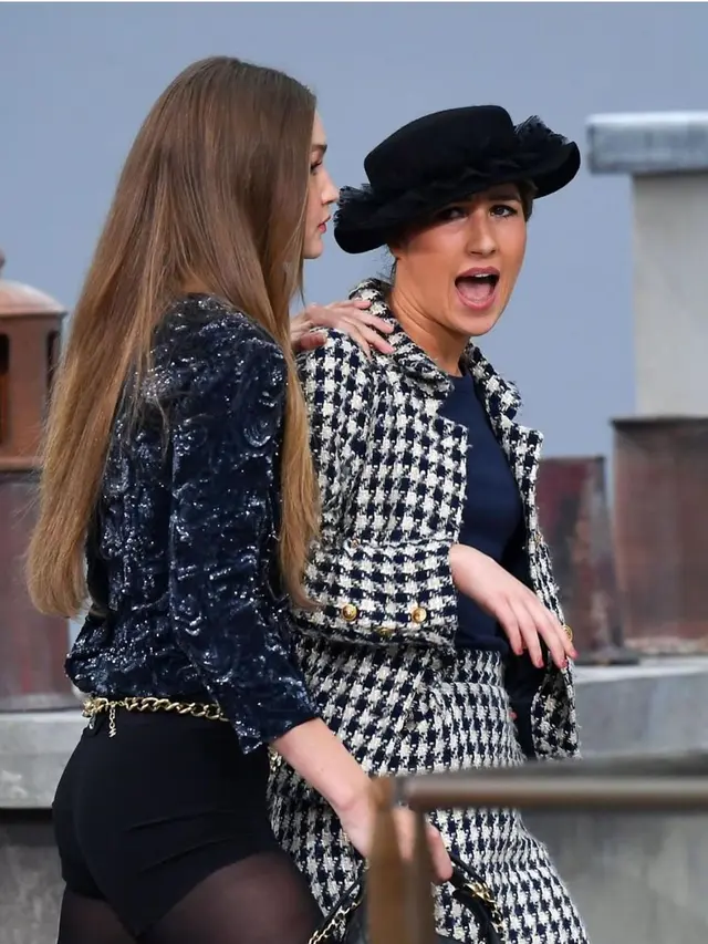 Aksi Gigi Hadid Menghalau Pengacau di Paris Fashion Week