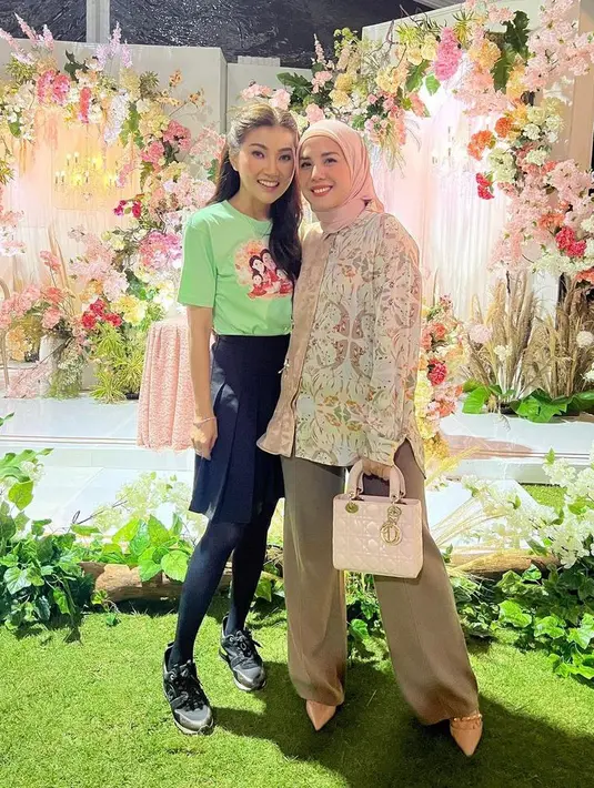 Penampilan Tya Ariestya disempurnakan dengan tas Dior dan pointed heels berwarna pink. (Instagram/tya_ariestya).