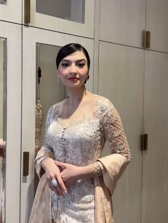 Raline Shah tampil dengan kebaya putih brokat dengan selendang coklat yang serasi dengan bawahan kainnya. [@andreblake]