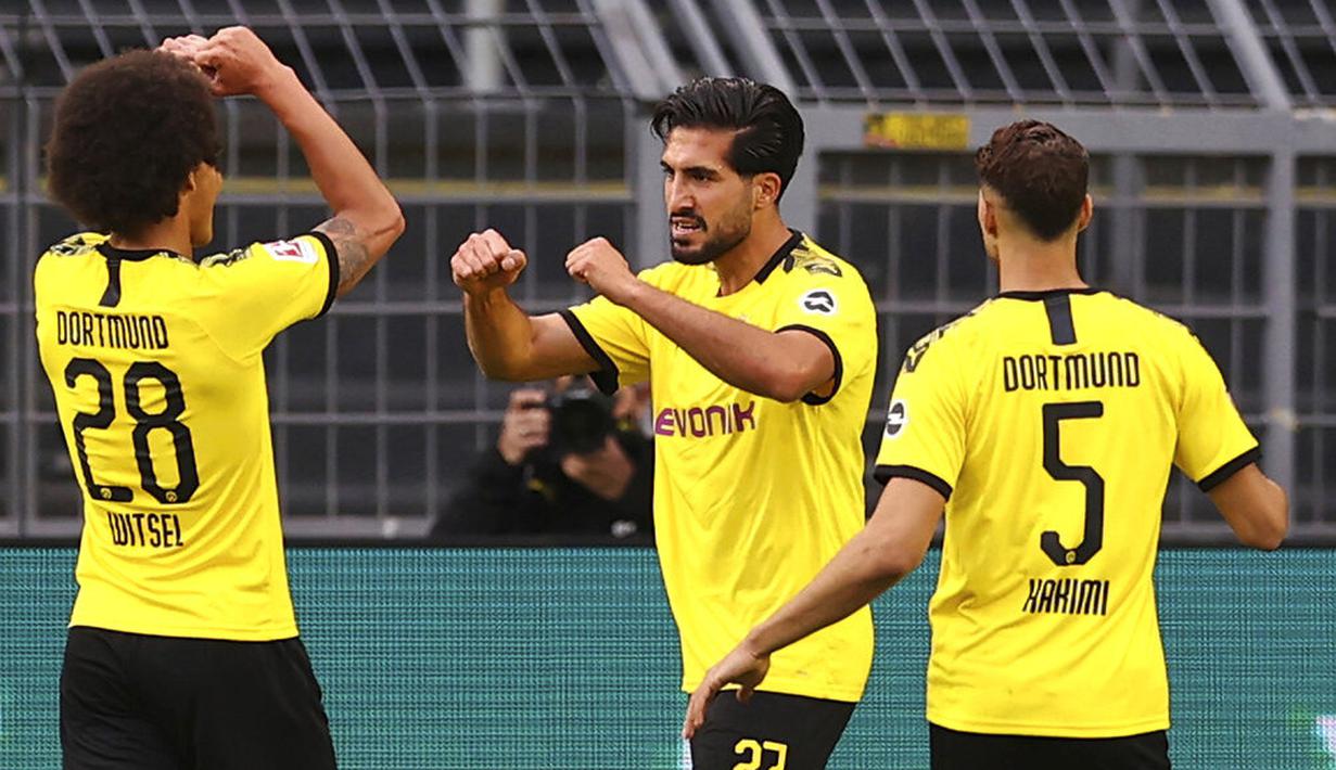 Pemain Borussia Dortmund, Emre Can, melakukan selebrasi usai membobol gawang Hertha Berlin pada laga Bundesliga di Stadion di Signal Iduna Park, Sabtu (6/6/2020). Borussia Dortmund menang 1-0 atas Hertha Berlin. (AP/Lars Baron)