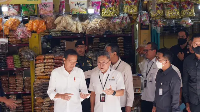 Presiden Jokowi dan Mendag Zulkifli Hasan blusukan ke Pasar Johar Baru, Jakarta Pusat.
