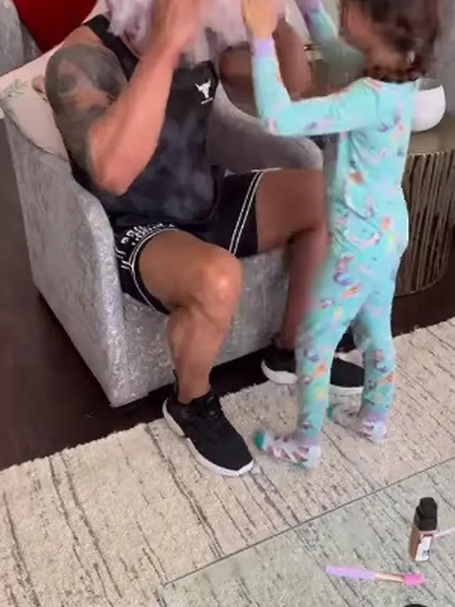 Dwayne Johnson didandani putrinya. (Foto: Instagram/therock)