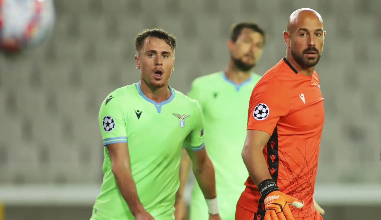 Pepe Reina - Kiper berusia 38 tahun ini merupakan kiper keempat dengan perolehan clean sheets terbanyak pada abad ke-21. Mantan kiper Liverpool itu berhasil membuat gawangnya tidak kebobolan sebanyak 343 kali di berbagai kompetisi. (Foto: AP/Olivier Matthys)