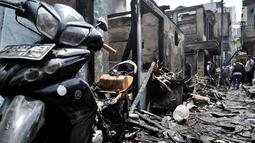 Sebuah motor hangus terbakar usai kebakaran di kawasan Krukut, Tamansari, Jakarta, Selasa (26/2). Kebakaran disebabkan oleh ledakan kompor dari salah satu rumah warga yang kemudian merembet dengan cepat ke pemukiman lain. (Merdeka.com/Iqbal S Nugroho)