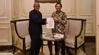 CEO Barito Putera Hasnuryadi Sulaiman dan Rahmad Darmawan usai teken kontrak untuk melatih di putaran kedua BRI Liga 1 2021-2022. (Bola.com/Gatot Susetyo)