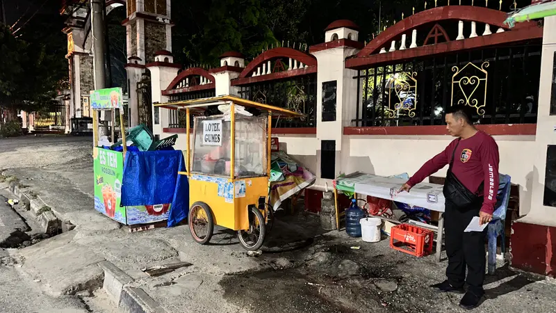 Personel Polresta Pekanbaru melakukan olah tempat kejadian perkara di lokasi penganiayaan.