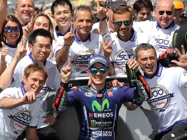 Pebalap Movistar Yamaha, Maverick Vinales, berpesta bersama krunya usai memenangi MotoGP Prancis di Sirkuit Le Mans, Sarthe, Minggu (21/5/2017). (EPA/Eddy Lemaistre)
