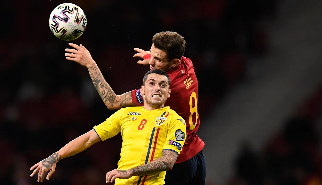 Pemain timnas Rumania, Nicolae Stanciu berebut bola dengan gelandang timnas Spanyol Saul Niguez pada matchday ke-10 Grup F Kualifikasi Piala Eropa 2020 di Wanda Metropolitano, Senin (18/11/2019). Spanyol berhasil menggasak Rumania 5-0. (PIERRE-PHILIPPE MARCOU / AFP)