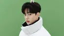 <p>Song Kang mengenakan aksesoris kepala yang membuatnya terlihat kiyowo. Comma hair merupakan salah satu model rambut yang populer di kalangan artis khususnya artis Korea Selatan. (Instagram/@songkang_b)</p>
