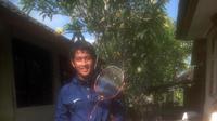 Putu Gede, bek Persebaya "Bonek FC" menikmati hobi lamanya bermain bulu tangkis saat klub berhenti beraktivitas. (Bola.com/Zaidan Nazarul)