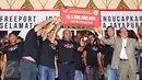 Presiden Direktur PT. Freeport Indonesia, Chappy Hakim (kanan) bersama Ketua Umum Persipura, Benhur Tomi Mano mengangkat bonus juara di Jakarta, Jumat (6/1). Persipura menjadi juara TSC 2016 dengan 68 poin. (Liputan6.com/Helmi Fithriansyah)