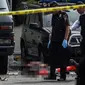 Polisi memeriksa jenazah seorang yang diduga sebagai pelaku bom bunuh diri di Mapolrestabes Medan, Sumatera Utara, Rabu (13/11/2019). Pelaku bom bunuh diri mengunakan atribut ojek online dan meledakkan diri di sekitar kantin Mapolrestabes Medan. (ALBERT
