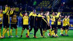 Para pemain Dortmund merayakan kemenangan usai pertandingan melawan Legia Warszawa pada pertandingan Grup F Liga Champiosn di Signal Iduna Park, Jerman (23/11). Dortmund menang telak atas Legia dengan skor 8-4. (REUTERS/Wolfgang Rattay)