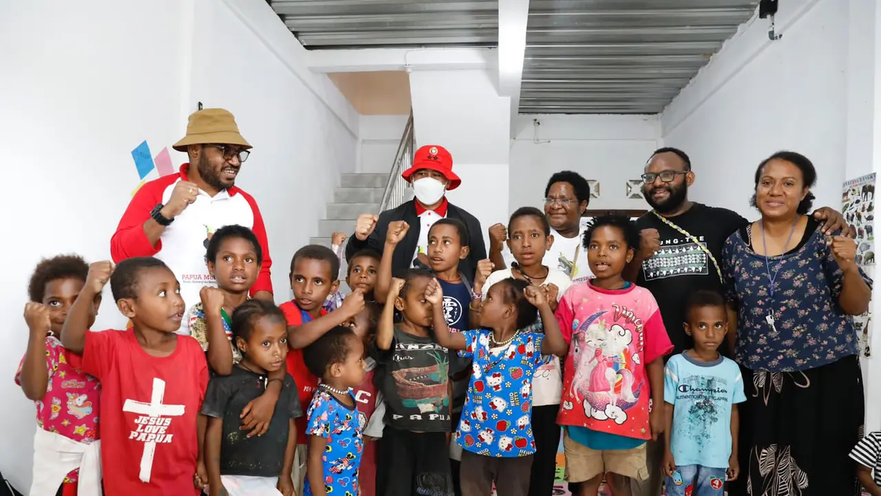 Papua Muda Inspiratif (PMI) Kabupaten Mimika meresmikan sekretariat sekaligus menjadi tempat pusat penjualan produk pelaku UMKM binaan mereka.