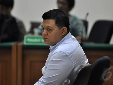 Direktur PT Papua Indah Perkasa, Teddy Renyut dalam sidang tuntutan oleh Jaksa KPK, Jakarta, Senin (29/9/2014) (Liputan6.com/Miftahul Hayat)