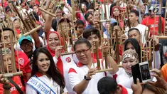 Menkominfo Rudiantara meramaikan acara 'Bangkit Indonesia' di Lokasi Car Free Day (CFD), Jakarta, Minggu (21/5). Dalam acara itu, Rudiantara bermain angklung bersama untuk menunjukkan harmonisasi dan kesatuan Indonesia. (Liputan6.com/Immanuel Antonius)