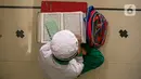 Seorang anak belajar mengaji di Masjid At-Taqwa, Jakarta, Rabu (14/4/2021). Kegiatan tersebut berlangsung selama 20 hari. (Liputan6.com/Faizal Fanani)