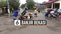 Komplek perumahan TNI Angkatan Laut di Jatibening Bekasi kebanjiran Minggu (24/1). Hujan yang terus mengguyur dari Minggu dini hari memicu meluapnya air dari sungai sekitar perumahan.