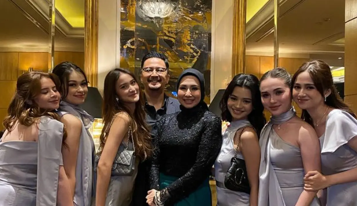 Melengkapi tampilannya, Harleyava mengenakan shoulder bag Chanel warna silver serasi dengan dressnya, dan memiliki tali rantai. 
[@kangferrymaryadi]