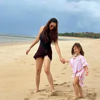 Aura Kasih tuai perhatian saat bermain di pantai (Instagram/aurakasih)