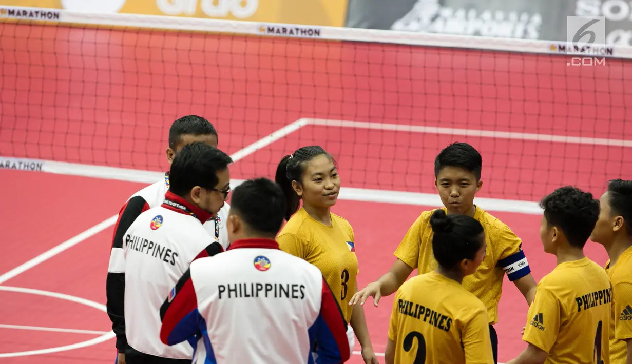 Tim sepak takraw putri Filipina merayakan kemenangan atas Indonesia yang memilih tak hadir dalam SEA GAMES 2017 di Titiwangsa Indoor Stadium, Kuala Lumpur, Malaysia, Senin (21/8). Indonesia dinyatakan kalah walk out (WO). (Liputan6.com/Faizal Fanani)