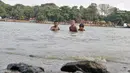 Anak-anak berenang di Danau Sunter, Jakarta, Selasa (23/7/2019). Minimnya fasilitas bermain yang layak dan murah membuat anak-anak nekat berenang di Danau Sunter. (merdeka.com/Iqbal Nugroho)