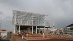Pekerja menyelesaikan pengerjaan rel Double Double Track (DDT) di lintasan rel kereta api, Cikarang, Jawa Barat, Senin (8/2). Pengerjaan proyek pembangunan rel ganda ini ditargetkan selesai pada 2017. (Liputan6.com/Gempur M Surya)