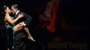 Pasangan penari Tango, Fernanda Cardona dan Diego Lopez menunjukkan kebolehannya saat bersaing pada Kejuaraan Dunia Tari Tango di Medellin, Kolombia, 18 Juni 2016. (Raul Arboleda/AFP)